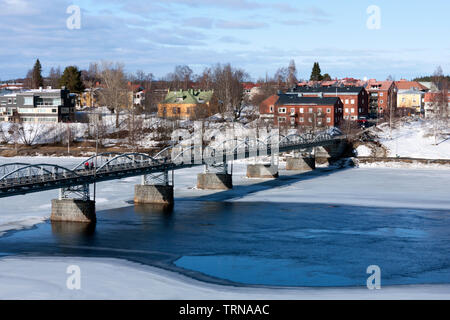 UMEA, SCHWEDEN AM 17. MÄRZ 2012. Ein Teil der Stadt und Fluss, die Brücke und die Gebäude in einem sonnigen Wintertag. Redaktionelle Verwendung. Stockfoto