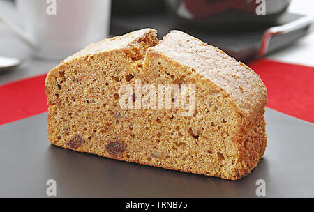 Frische Karotten Kuchen auf Platte Stockfoto