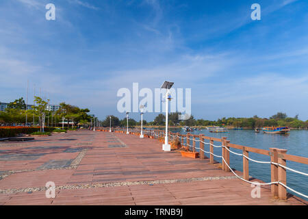 Leere Promenade. Küstenlandschaft der Stadt Kota Kinabalu, Malaysia Stockfoto