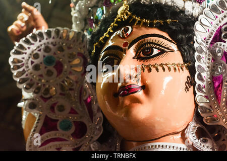 Nahaufnahme der Göttin Durga Maa Idol. Ein Symbol für Stärke und Macht. Portrait wurde während der Durga Puja feiern aus einer berühmten Potter Studio in K genommen Stockfoto