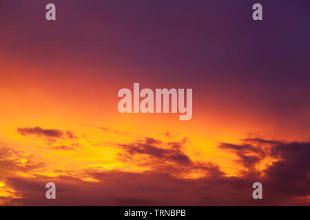 Bunte bewölkt tropischen Himmel bei Sonnenuntergang, natürliche Hintergrund Foto Stockfoto