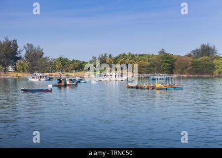 Küstenlandschaft mit Fischerbooten in Kota Kinabalu, Malaysia günstig Stockfoto