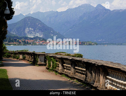 Stresa, Lago Maggiore - Italien. Panorama von der Seeseite mit Blick auf das berühmte Touristen Resort Baveno Stockfoto