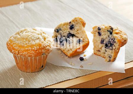 Muffin mit Schokolade auf einem Holztisch Stockfoto