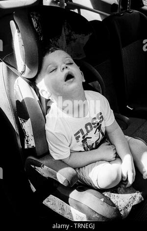 Zwei Jahre alten Sohn schlafen im Auto, Medstead, Alton, Hampshire, England, Vereinigtes Königreich. Stockfoto