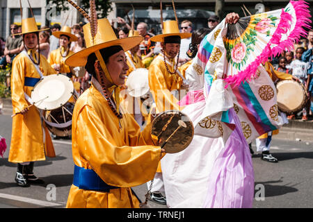 Berlin, Deutschland - Juni 2019: koreanische Menschen in traditionellen Kostümen auf Karneval der Kulturen (Karneval der Kulturen) in Berlin. Stockfoto