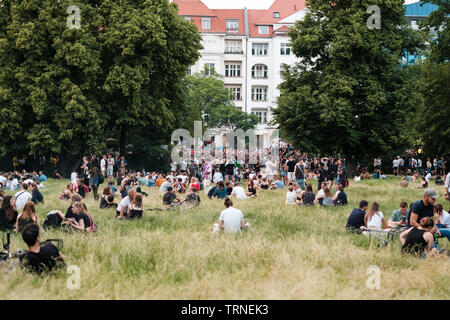 Berlin, Deutschland - Juni 2019: Menschen in überfüllten, öffentlichen Park am Karneval der Kulturen (Karneval der Kulturen) in Berlin. Stockfoto
