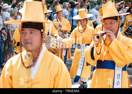 Berlin, Deutschland - Juni 2019: koreanische Menschen in traditionellen Kostümen am Karneval der Kulturen (Karneval der Kulturen) in Berlin durchführen Stockfoto