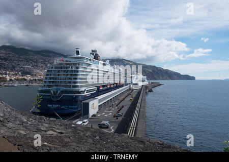 Zwei Kreuzfahrtschiffe am Hafen von Funchal, Madeira Stockfoto