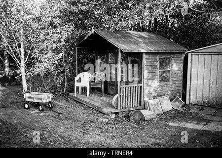 Vintage Holz Gartenhaus oder Pavillon Stockfoto, Bild: 176224347 - Alamy