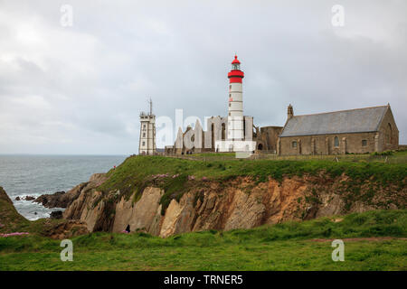 Leuchtturm, Kirche und Abtei Ruinen am Pointe Saint-Mathieu, Plougonvelin, Bretagne, Frankreich, Europa. Foto V.D. Stockfoto