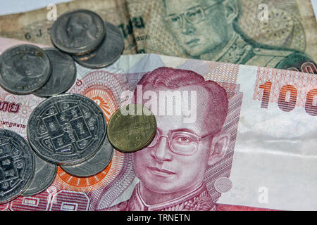 Die thailändische Währung (Baht) in Banknoten und Münzen Stockfoto