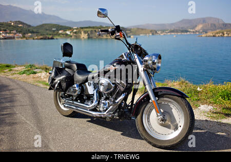 Harley Davidson Motorrad am Meer, Kreta Griechenland Stockfoto