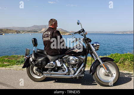 Mann in der Lederjacke auf einer Harley Davidson Motorrad am Meer, Kreta Griechenland Stockfoto