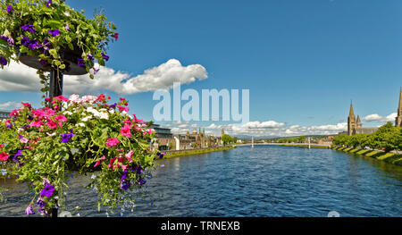 INVERNESS SCHOTTLAND ZENTRALE STADT Aussicht über den Fluss Ness VON NESS ROAD BRIDGE ZU HUNTLY STREET UND DEM WEISSEN GREIG STREET FUSSGÄNGERBRÜCKE Stockfoto