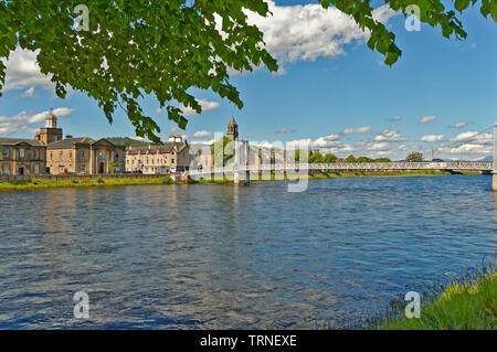 INVERNESS SCHOTTLAND ZENTRALE STADT Aussicht über den Fluss Ness zu HUNTLY STREET UND DEM WEISSEN GREIG STREET FUSSGÄNGERBRÜCKE Stockfoto