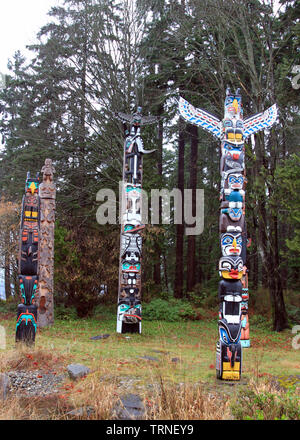 Stanley Park, Vancouver, British Columbia, Kanada - Bunt bemalte Totempfähle im Waldgebiet tagsüber Stockfoto