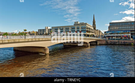 NESS INVERNESS SCHOTTLAND die Straßenbrücke über den Fluss Ness IN CENTRAL CITY Stockfoto