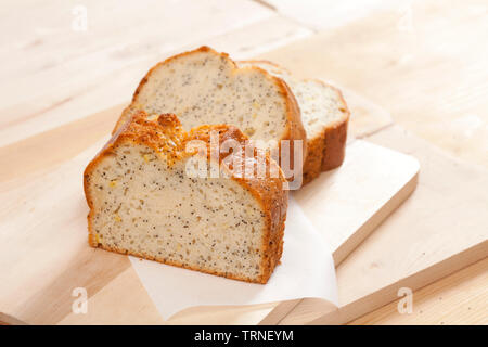 Drei schwamm Zitrone Kuchen auf hölzernen Tisch Stockfoto