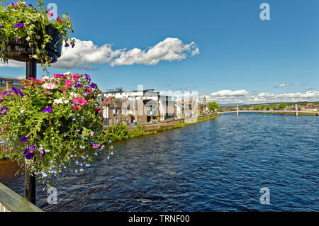 INVERNESS SCHOTTLAND Aussicht über den Fluss Ness VON NESS ROAD BRIDGE MIT BLUMEN HUNTLY STREET UND DEM WEISSEN GREIG STREET FUSSGÄNGERBRÜCKE Stockfoto