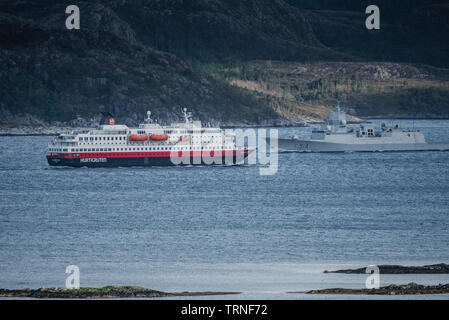 HNoMS Thor Heyerdahl (F 314) Segeln durch die Fahrrinne in Richtung Norden Vergangenheit Leka Island, Norwegen, Sommer 2019. Stockfoto