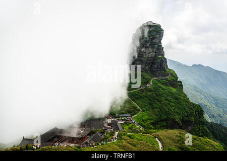 Fanjingshan Berglandschaft mit Blick auf die neue goldene Gipfel mit buddhistischen Tempel auf der Spitze in den Wolken in Guizhou China Stockfoto