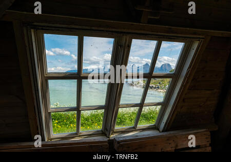 Blick durch die Fenster in Richtung der Sieben Schwestern - Gebirge, Heroy Heroy Camping, Island, Norwegen, Sommer 2019. Stockfoto