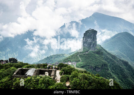 Malerischer Blick auf Fanjingshan Berg mit Blick auf die Fanjing montieren und das neue goldene Gipfel mit buddhistischen Tempel auf der Spitze in Guizhou China Stockfoto