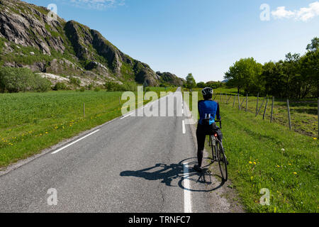 Weibliche Radfahrer auf Heroy Island, Norwegen Stockfoto
