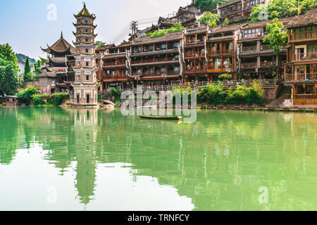 Fenghuang alten Phoenix Stadt Landschaft mit dem Wanming Pagode in Hunan in China Stockfoto