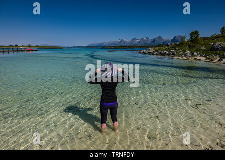 Frau in Sonnenhut den Sommer genießen Wetter Heroy Island, Norwegen, Sommer 2019. Stockfoto