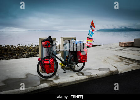 Mit dem Rad um die Welt Radwandern in Norwegen geht. Stockfoto