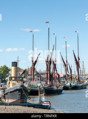 Alte Dampf Schlepper und Thames Lastkähne in Maldon Stockfoto