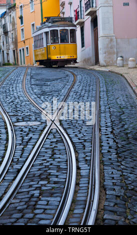 Tranvía de Rua de Sao Tomé. Barrio Alfama. Ciudad de Lisboa, Portugal, Península Ibérica, Europa Stockfoto