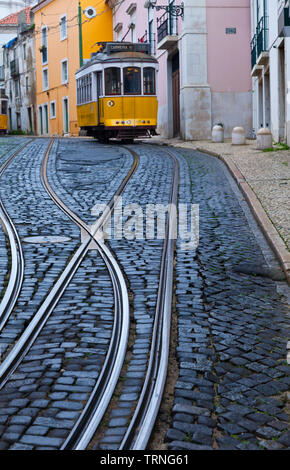 Tranvía de Rua de Sao Tomé. Barrio Alfama. Ciudad de Lisboa, Portugal, Península Ibérica, Europa Stockfoto