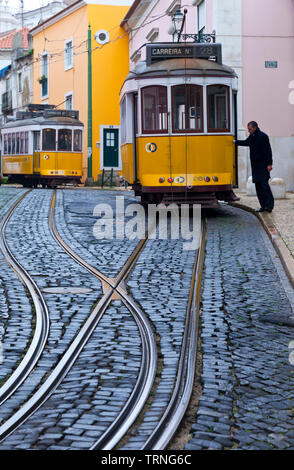 Tranvía de Rua de Sao Tomé. Barrio Alfama. Ciudad de Lisboa, Portugal, Península Ibérica, Europa Stockfoto