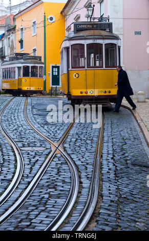 Tranvía de Rua de Sao Tomé. Barrio Alfama. Ciudad de Lisboa, Portugal, Península Ibérica, Europa Stockfoto