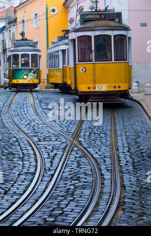 Tranvía de Rua de Sao Tomé. Barrio Alfama. Ciudad de Lisboa, Portugal, Península Ibérica, Europa Stockfoto