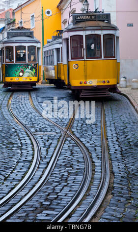 Tranvía de Rua de Sao Tomé. Barrio Alfama. Ciudad de Lisboa, Portugal, Península Ibérica, Europa Stockfoto