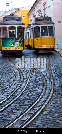 Tranvía de Rua de Sao Tomé. Barrio Alfama. Ciudad de Lisboa, Portugal, Península Ibérica, Europa Stockfoto