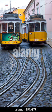 Tranvía de Rua de Sao Tomé. Barrio Alfama. Ciudad de Lisboa, Portugal, Península Ibérica, Europa Stockfoto