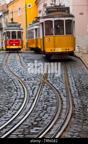 Tranvía de Rua de Sao Tomé. Barrio Alfama. Ciudad de Lisboa, Portugal, Península Ibérica, Europa Stockfoto