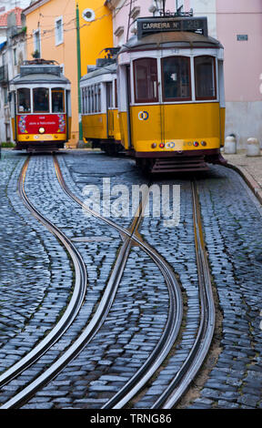 Tranvía de Rua de Sao Tomé. Barrio Alfama. Ciudad de Lisboa, Portugal, Península Ibérica, Europa Stockfoto