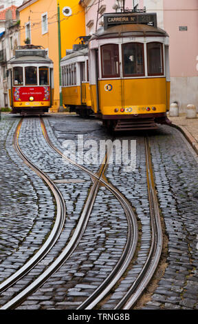 Tranvía de Rua de Sao Tomé. Barrio Alfama. Ciudad de Lisboa, Portugal, Península Ibérica, Europa Stockfoto