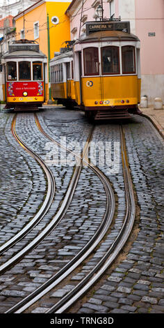Tranvía de Rua de Sao Tomé. Barrio Alfama. Ciudad de Lisboa, Portugal, Península Ibérica, Europa Stockfoto
