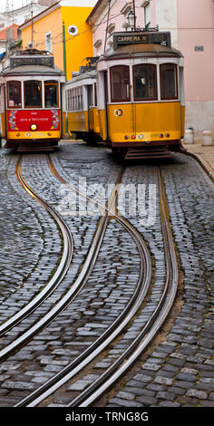 Tranvía de Rua de Sao Tomé. Barrio Alfama. Ciudad de Lisboa, Portugal, Península Ibérica, Europa Stockfoto