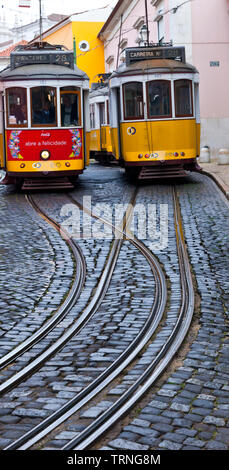 Tranvía de Rua de Sao Tomé. Barrio Alfama. Ciudad de Lisboa, Portugal, Península Ibérica, Europa Stockfoto