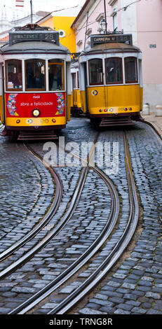 Tranvía de Rua de Sao Tomé. Barrio Alfama. Ciudad de Lisboa, Portugal, Península Ibérica, Europa Stockfoto