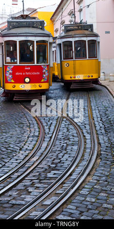 Tranvía de Rua de Sao Tomé. Barrio Alfama. Ciudad de Lisboa, Portugal, Península Ibérica, Europa Stockfoto