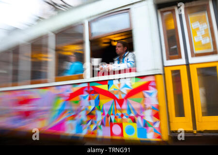 Tranvía de Rua de Sao Tomé. Barrio Alfama. Ciudad de Lisboa, Portugal, Península Ibérica, Europa Stockfoto
